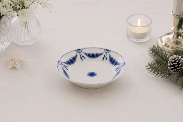 lille skål17cl Lille porcelænsskål med blå håndmalede detaljer på julebordet.